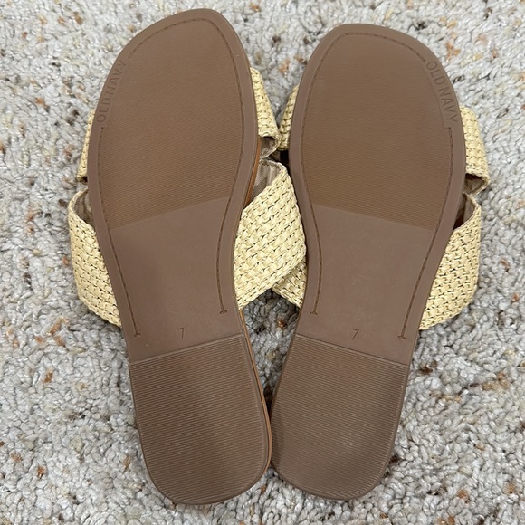 NWT! Old Navy Sandals size US 7 - Picture 2 of 3